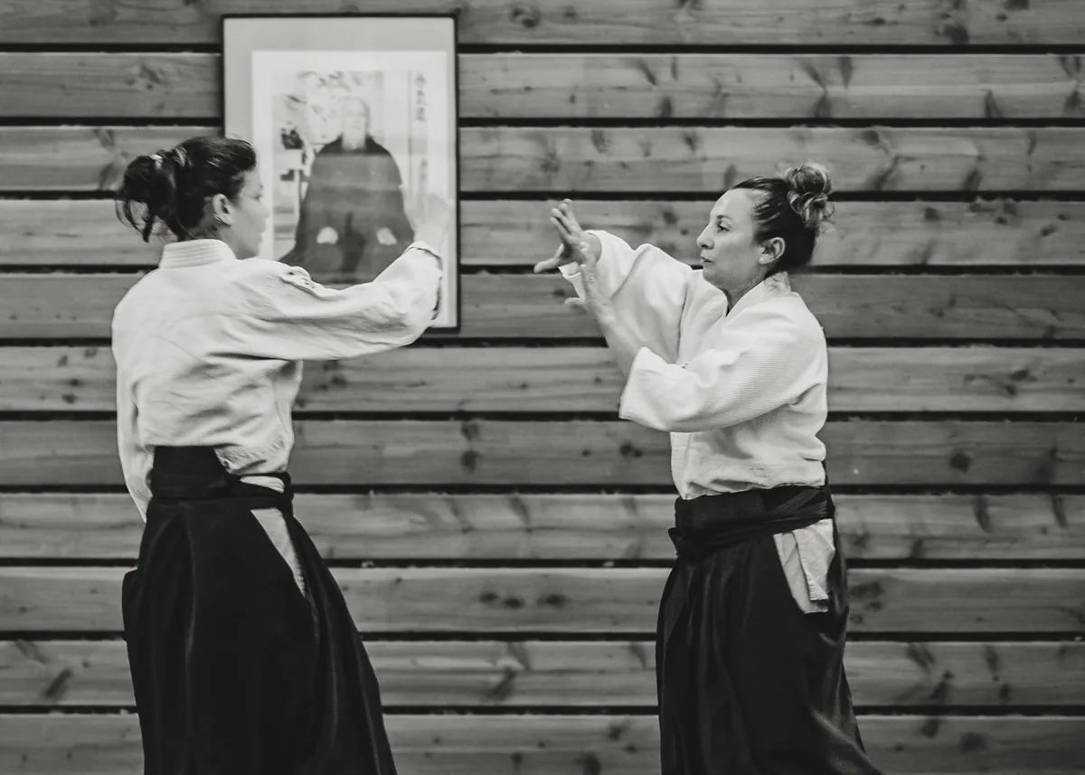 Aïkidokas en démonstration devant le portrait de Maître Morihei Ueshiba — Dojo Dardilly
