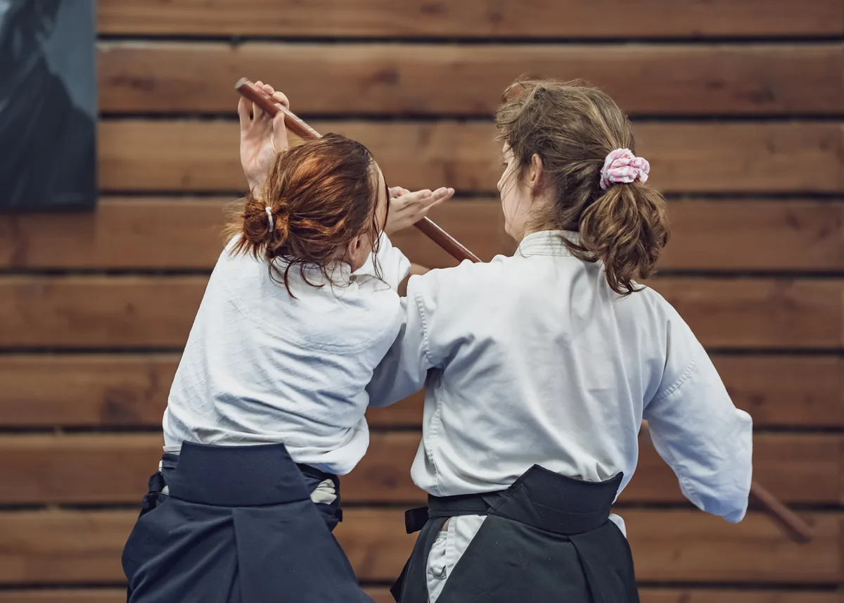 Cours d'aïkido pour jeunes — travail au jo, bâton court traditionnel, au Dojo Dardilly
