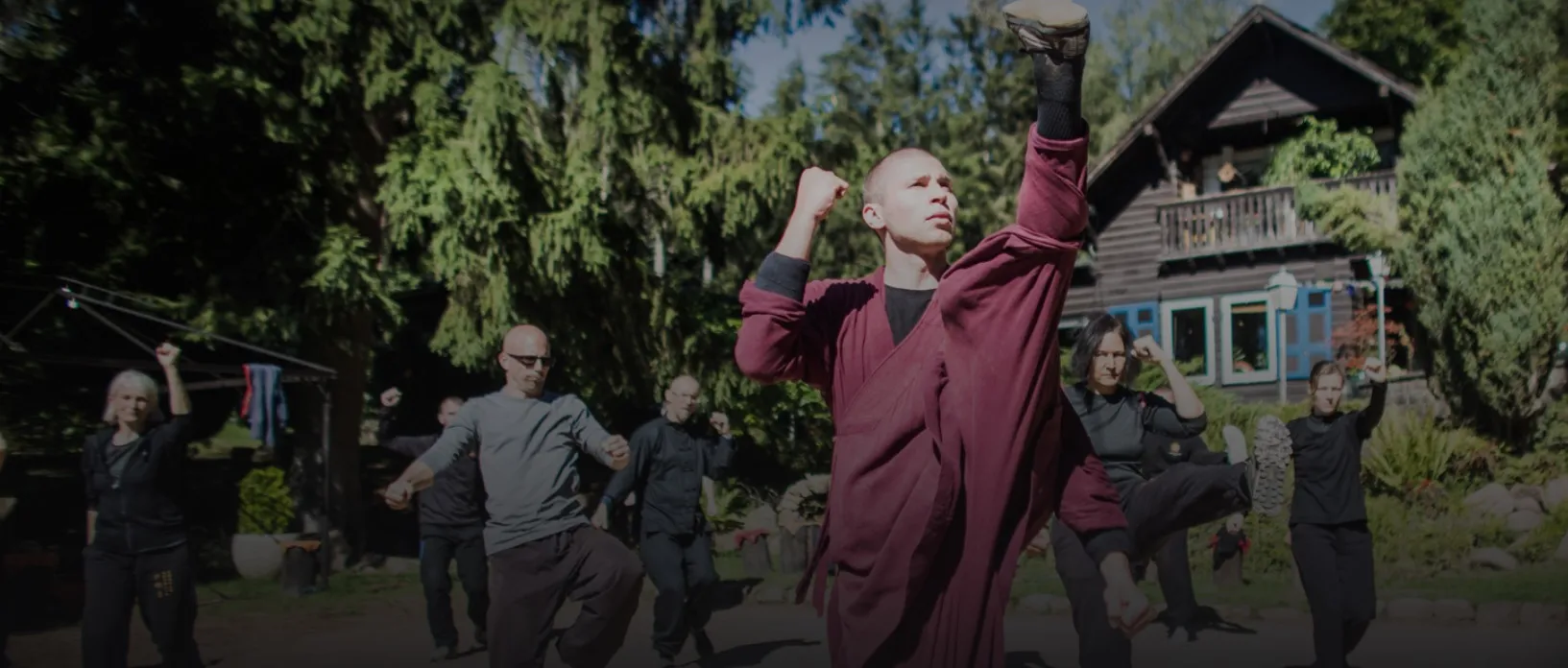 Laoshi Jian et ses élèves pendant un entraînement de Gong Fu Shaolin en plein air
