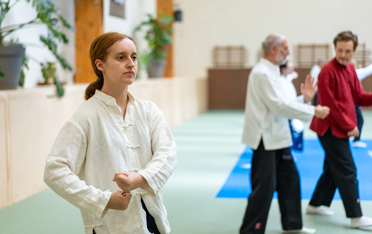 Élève en tenue traditionnelle chinoise lors d'un cours de Tai Chi au Dojo Dardilly